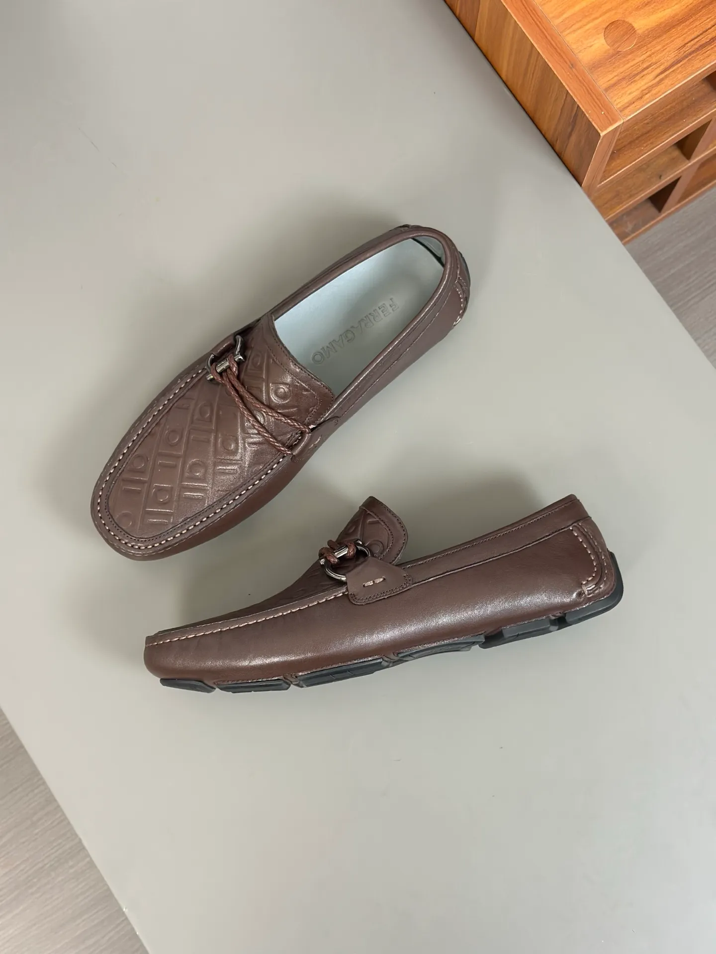 Batch 840, original order quality, new counter model, Ferragamo handmade men's driving shoes, bean shoes, slip-on shoes, lazy shoes, exquisite hand-stitching, workmanship details comparable to counters, original rubber outsole, imported cowhide from Italy, pressed water corrugated water-dyed cowhide lining, 39-44 large quantities in stock (38, 45 custom-made, non-refundable)